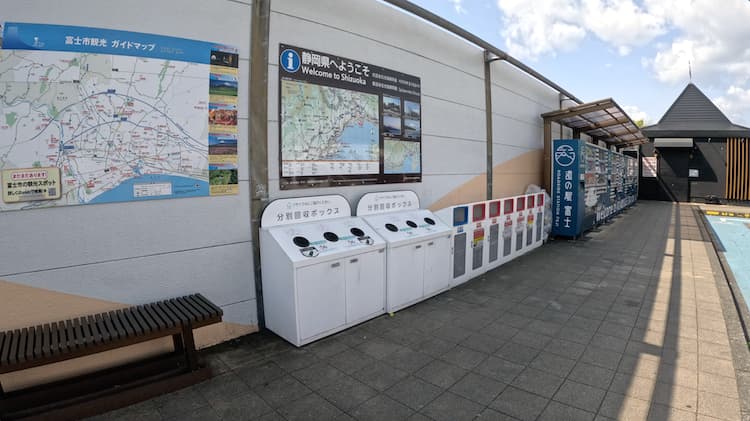 道の駅 富士（下り）にある富士市観光マップ・静岡県のみどころ・ゴミ箱・自販機