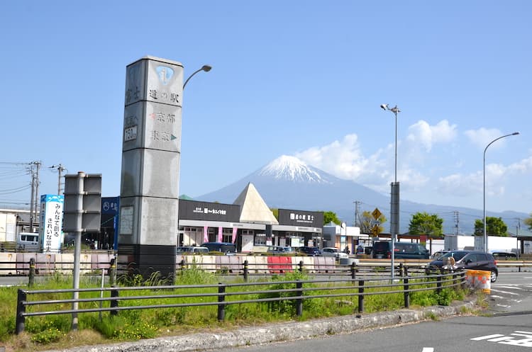 道の駅 富士（下り）の駐車場からみえる富士山の景色