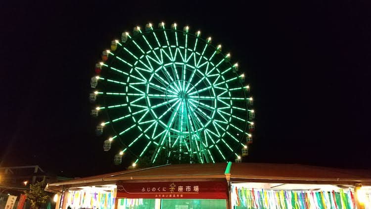 道の駅 富士川楽座3F外にある大観覧車フジスカイビューの夜間イルミネーション
