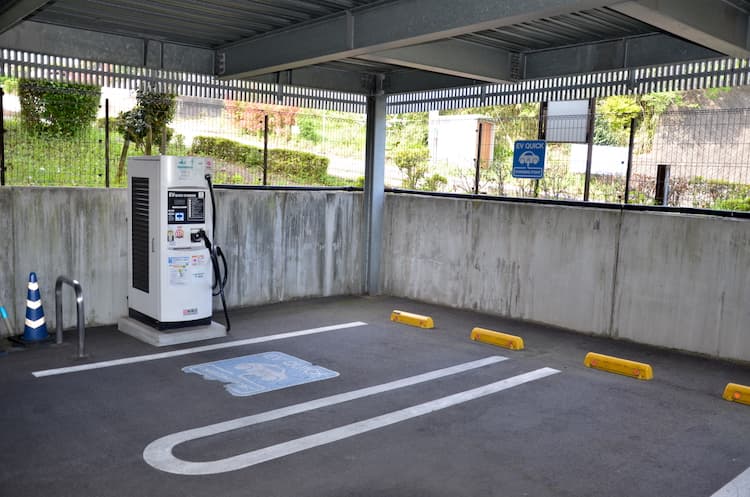 道の駅 富士川楽座の立体駐車場1FにあるEV充電設備