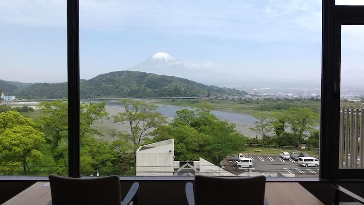 道の駅 富士川楽座の4F展望ラウンジから見える富士山