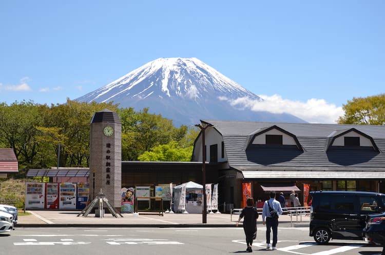 道の駅 朝霧高原の駐車場から見える富士山