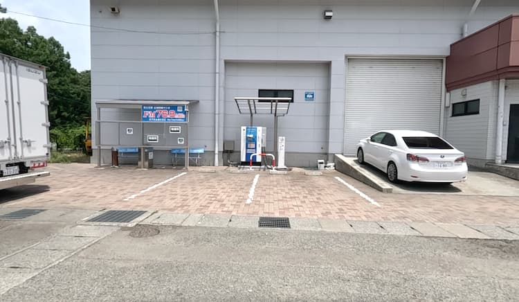 道の駅 富士吉田の道の駅前駐車場にあるEV充電スタンド