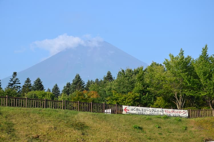 道の駅富士吉田から富士山の山小屋が見えるところ